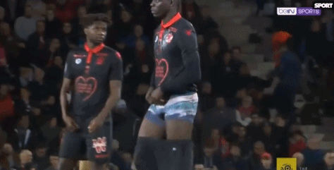 半场：莱比锡2-0法兰克福，哈德、鲍姆加特纳相互传射（半场战报：莱比锡2-0领先法兰克福，哈德与鲍姆加特纳互送传射）