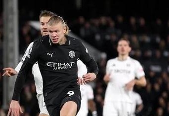 从手足无措到游刃有余，齐达内在公园学着踢毽子（齐达内公园练踢毽子：从手忙脚乱到驾轻就熟）