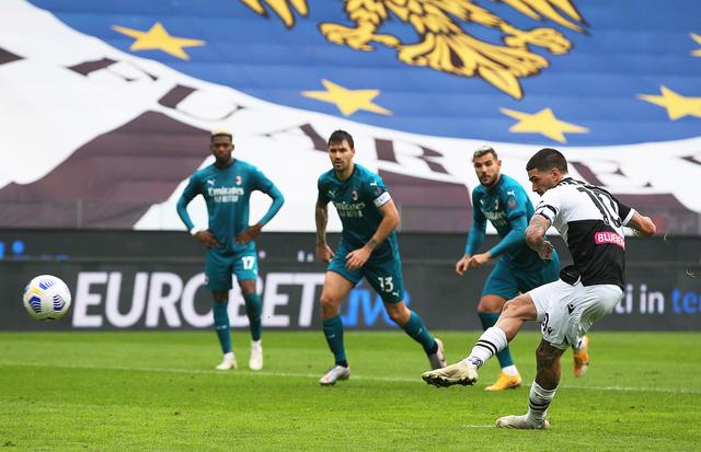 抽象，特朗普晒和C罗踢球的AI生成视频：C罗很聪明也很酷（特朗普晒AI合成与C罗踢球视频：称C罗聪明又酷）