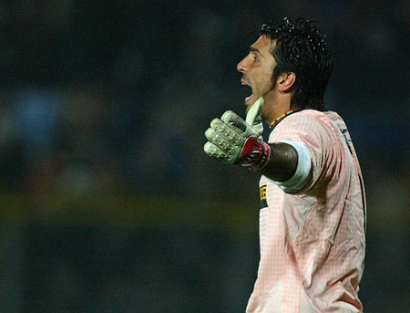 尤文跟队：加蒂扭伤膝盖，今天将接受检查（尤文随队消息：加蒂膝盖扭伤，今日将接受检查）