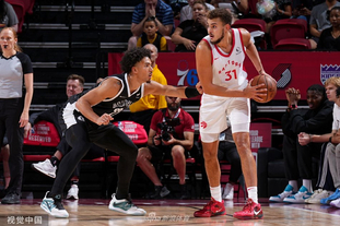 欧冠赛场精彩瞬间：巴萨主场2-0取胜,（欧冠之夜：巴萨主场2比0告捷）