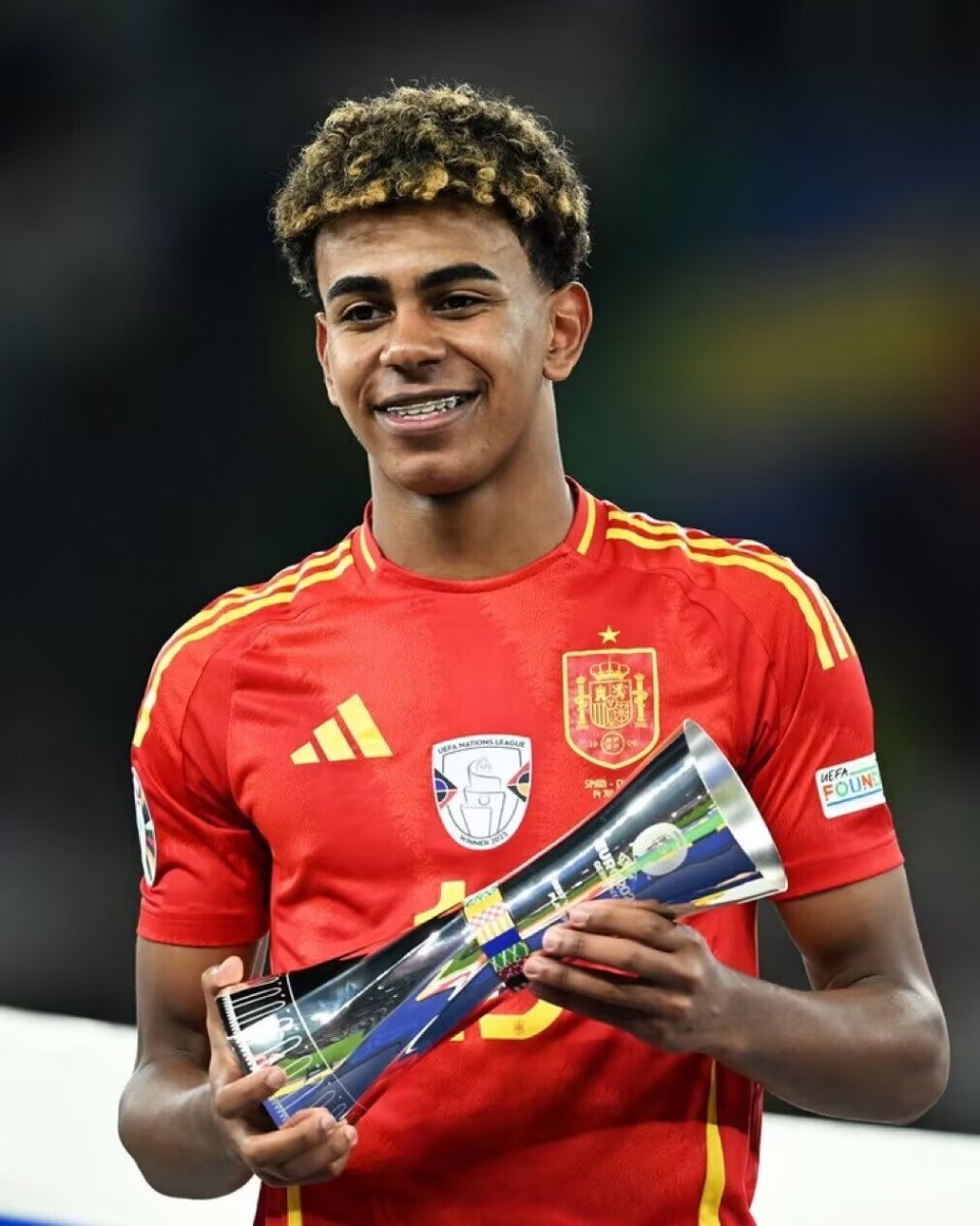 体图：厄兹詹将自由身离队，多特原本能用他加1000万签谢尔基（体图：厄兹詹或将自由身离队，多特曾可用其外加1000万签下谢尔基）