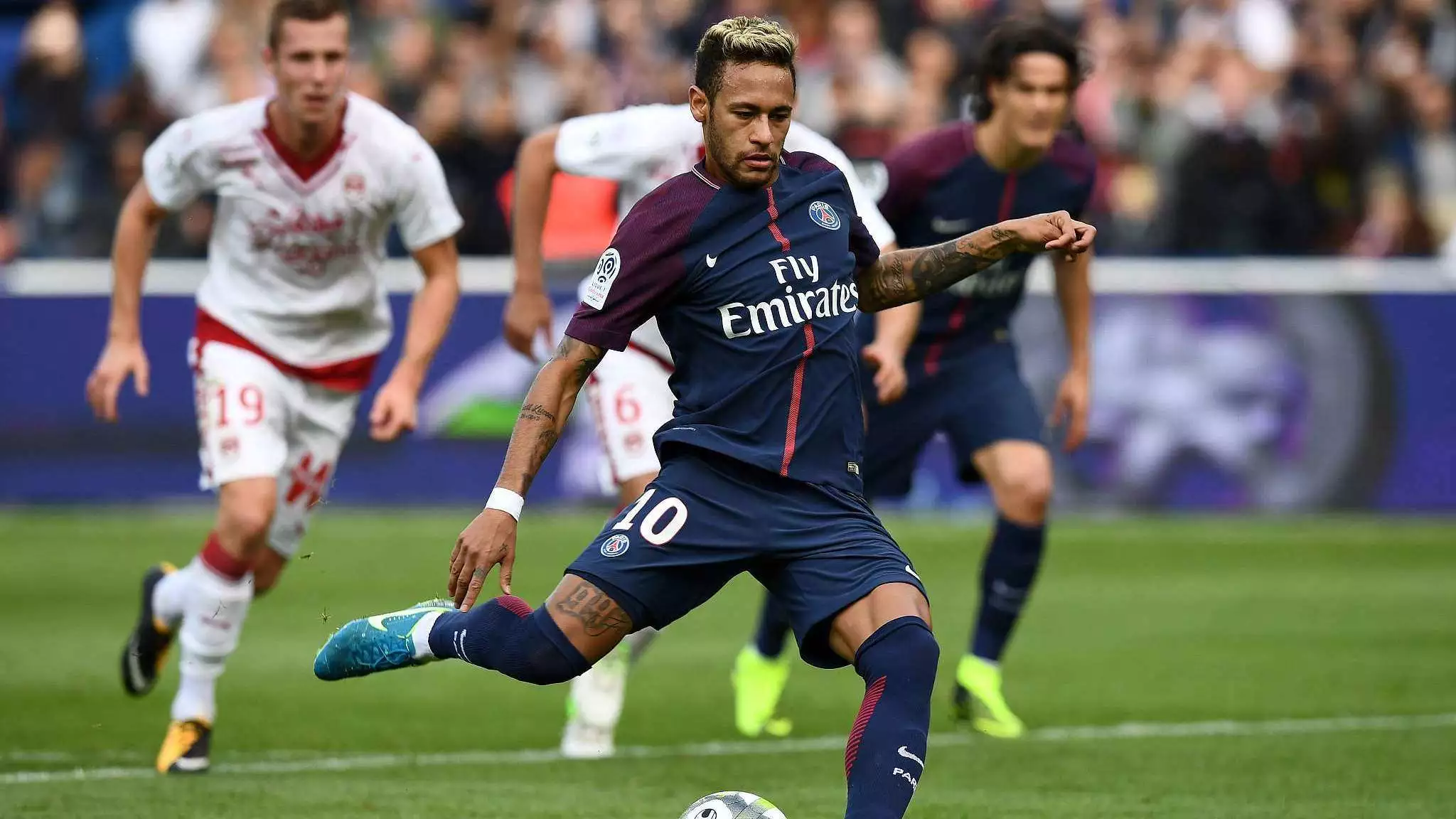 欧冠梅开二度后染红，迪亚斯是继格列兹曼之后第二人（欧冠先梅开二度又染红，迪亚斯成继格列兹曼后第二人）