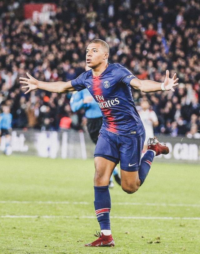 帅气，理发师晒阿森纳新援哲凯赖什新发型（理发师晒照：阿森纳新援哲凯赖什帅气新发型亮相）