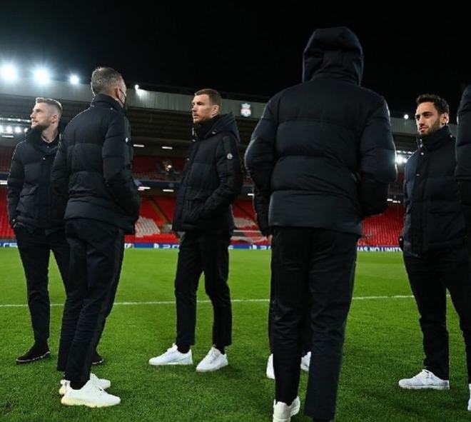 四次神扑助毕包0-0战平巴黎，乌奈-西蒙当选全场最佳球员（四度神扑护航毕包0-0巴黎，乌奈-西蒙荣膺全场最佳）