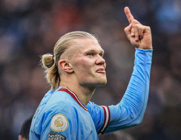 阿隆索驾车离开伯纳乌获皇马球迷力挺：耐心点，我们信任你！（伯纳乌外，皇马球迷为阿隆索打气：耐心点，我们相信你！）